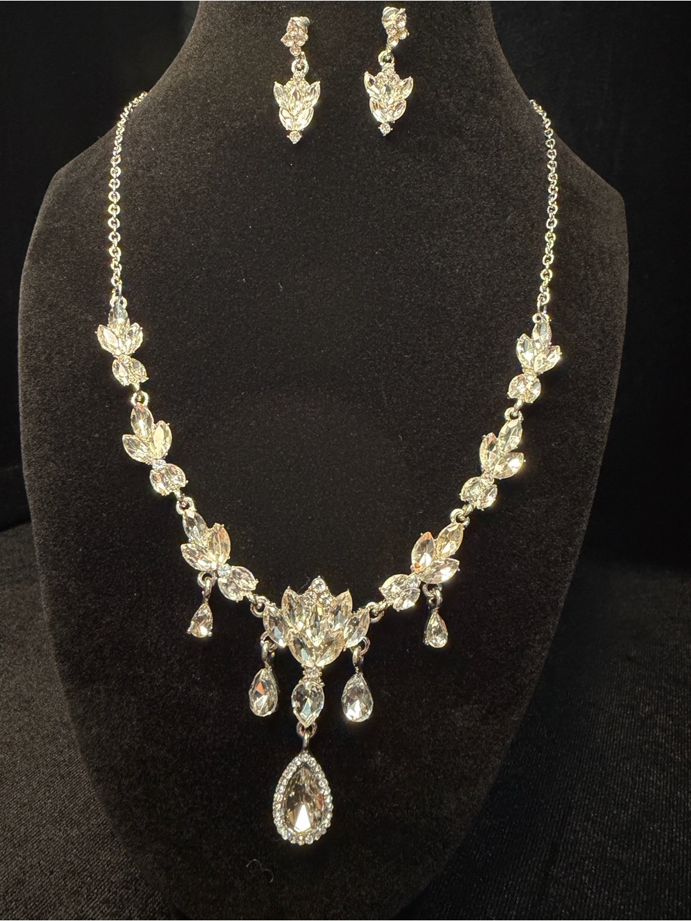Beautiful Clear Rhinestone Necklace Earring Set. Costume 18-20in Adjustable